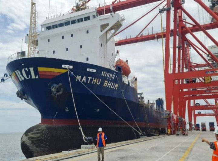 Kapal Feeder MV Mathu Bhum kembali berlayar setelah 96 hari tertahan