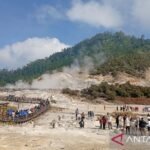 Wisatawan padati Kawah Sikidang Dieng saat libur panjang HUT Ke-81 RI