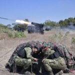 Korps Marinir uji tembak roket MLRS Vampire kaliber 122 milimeter