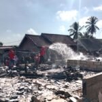 Petugas bersihkan material sisa kebakaran rumah adat Sade Lombok 