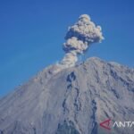 Tiga gunung api aktif di Indonesia meletus pada Selasa malam