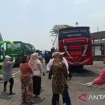 DKI kemarin, lomba tarik bus hingga permainan Betawi di Setu Babakan