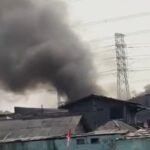 Sebanyak 65 personel damkar padamkan kebakaran rumah dekat Terminal UKI