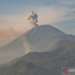 Badan Geologi larang beraktivitas 13 km dari puncak Gunung Semeru