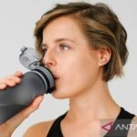 Sering haus meski sudah minum air putih? Ini 7 penyebabnya